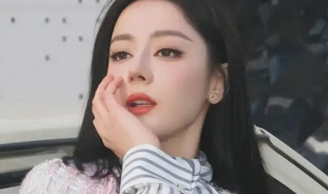 世界杯手机直播app下载-遭鞭打、被迫在尿骚味地道取暖？迪丽热巴爆猛料，滞留仅冰山一角