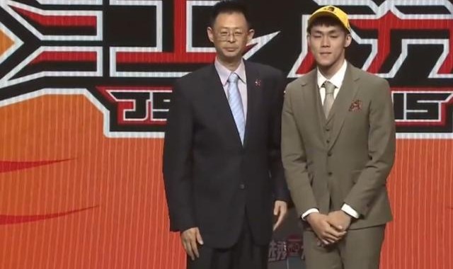 投票力压胡明轩郭艾伦！CBA探花秀携手徐杰当选第一周南区前2名