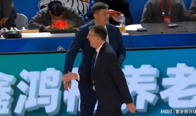 世界杯官方客户端下载中心-领先18分都能输！杜锋的“老寒腿组合”，到底在想什么？